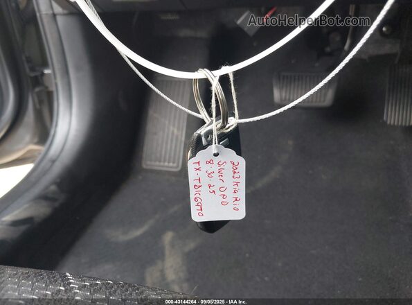 3KPA25AD7PE588901 2023 KIA RIO 5-DOOR Gray Widok deski rozdzielczej
