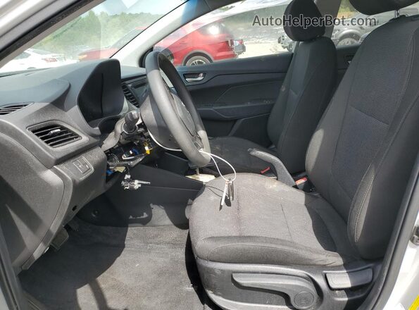 3KPC24A32JE009010 2018 HYUNDAI ACCENT Серебряный Вид салона спереди