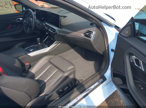 3MF13DM09R8E18666 2024 BMW M2 Light Blue Вид салона спереди