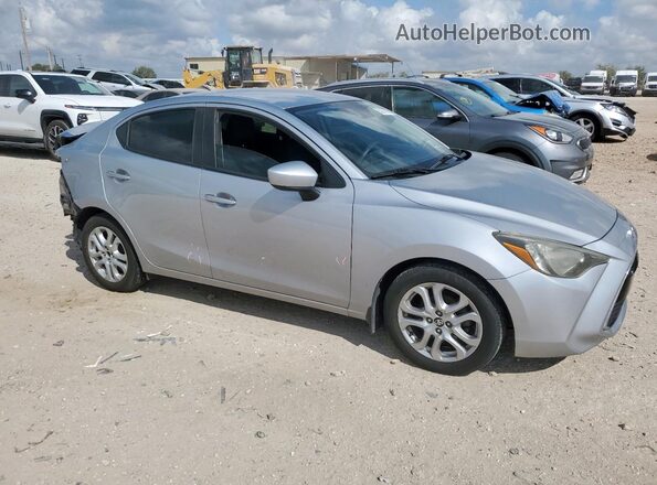 3MYDLBYV0JY325406 2018 TOYOTA YARIS Silver Przód prawy
