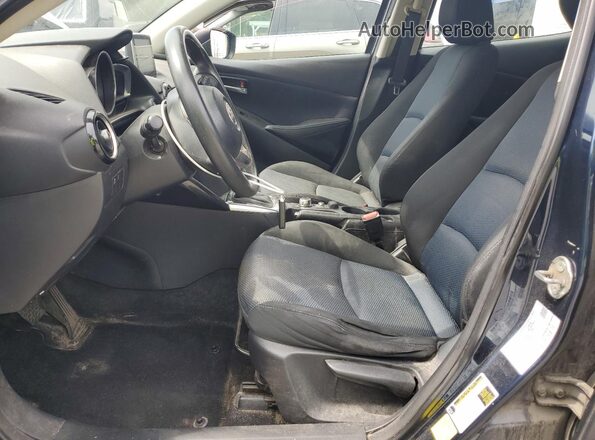 3MYDLBYV0JY327432 2018 TOYOTA YARIS Blue Front interior view