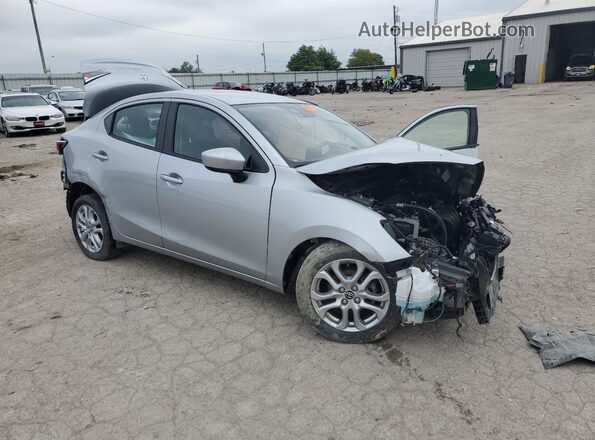 3MYDLBYV2JY312253 2018 TOYOTA YARIS Gray Передня права чверть