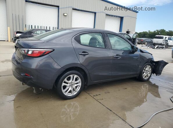 3MYDLBYV3JY306574 2018 TOYOTA YARIS Charcoal Rear right