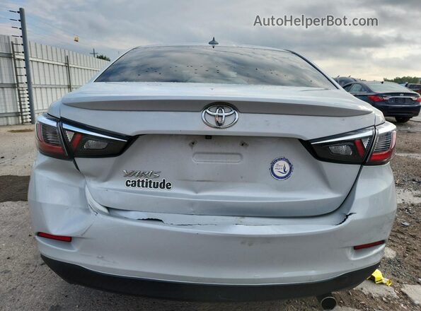 3MYDLBYV7KY514748 2019 TOYOTA YARIS Silver Vista trasera