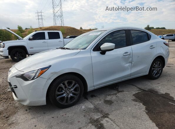 3MYDLBYV7KY514748 2019 TOYOTA YARIS Silver Vista tres cuartos delantera izquierda