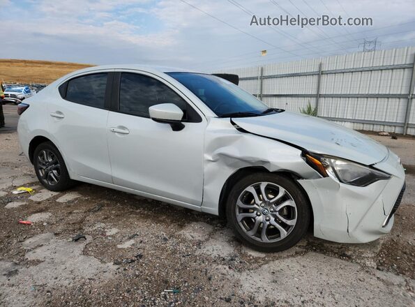 3MYDLBYV7KY514748 2019 TOYOTA YARIS Silver Delantero derecho
