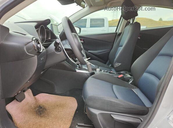 3MYDLBYV7KY514748 2019 TOYOTA YARIS Silver Vista interior delantera