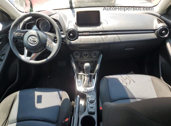 3MYDLBYV8HY174227 2017 TOYOTA YARIS Maroon Vista del salpicadero