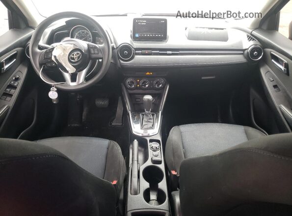 3MYDLBYVXJY304935 2018 TOYOTA YARIS Red Вид панелі приладів