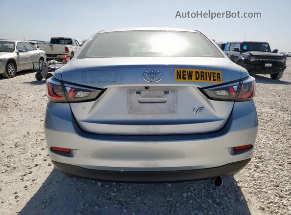 3MYDLBYVXJY316678 2018 TOYOTA YARIS Silver Vista trasera