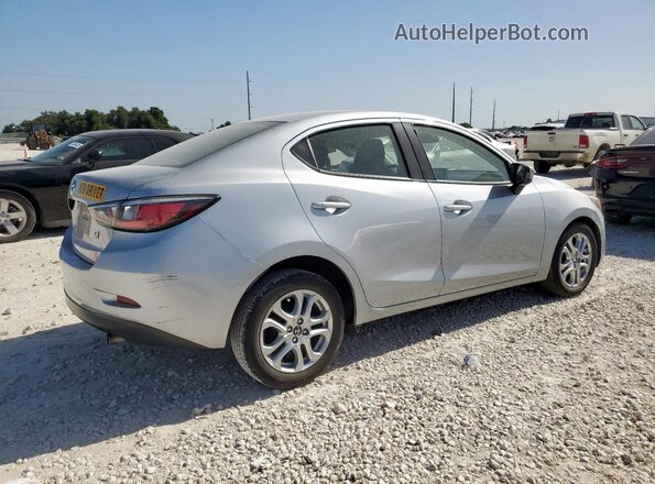 3MYDLBYVXJY316678 2018 TOYOTA YARIS Silver Trasero derecho