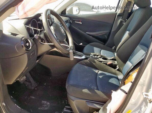 3MYDLBYVXJY316678 2018 TOYOTA YARIS Silver Vista interior delantera
