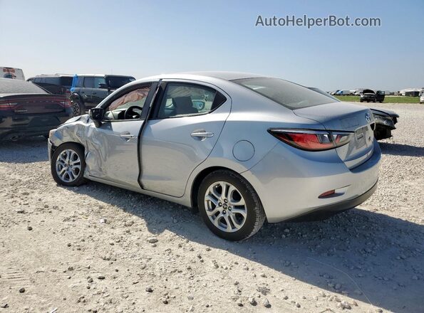 3MYDLBYVXJY316678 2018 TOYOTA YARIS Silver Trasero izquierdo
