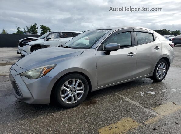 3MYDLBZV1GY123018 2016 TOYOTA SCION Серебряный Передняя левая четверть