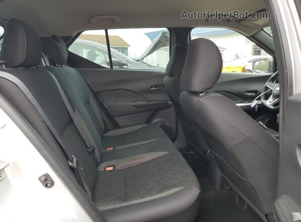 3N1CP5CU2JL543779 2018 NISSAN KICKS Silver Widok wnętrza z tyłu