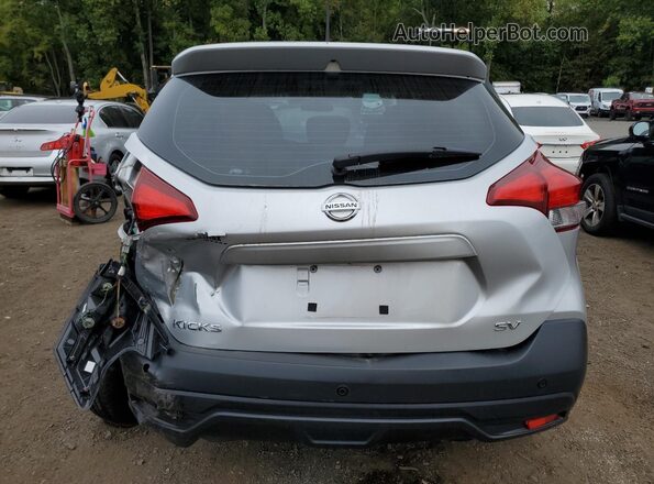 3N1CP5CU2JL543779 2018 NISSAN KICKS Silver Widok z tyłu