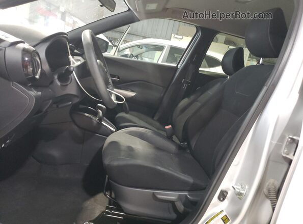 3N1CP5CU9JL526817 2018 NISSAN KICKS Silver Front interior view