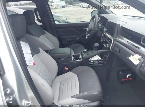 3TYLB5JN2ST081490 2025 TOYOTA TACOMA Gray Front interior view