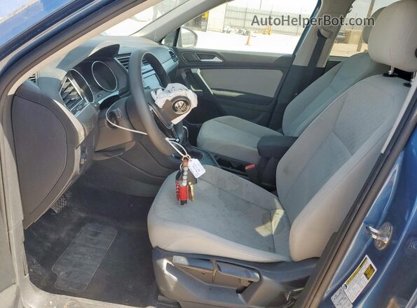 3VV1B7AX2JM058100 2018 VOLKSWAGEN TIGUAN Синий Вид салона спереди