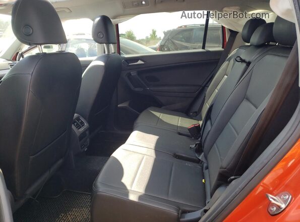 3VV2B7AX7JM070053 2018 VOLKSWAGEN TIGUAN Orange Հետևի նստատեղերի տեսք