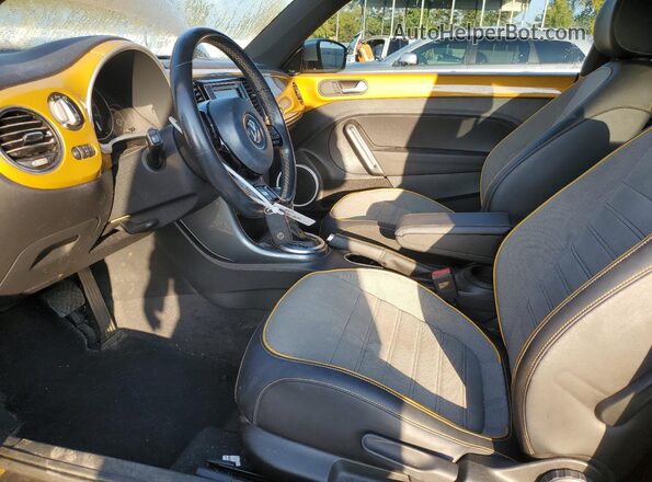 3VWS17AT1HM624757 2017 VOLKSWAGEN BEETLE Gold Front interior view
