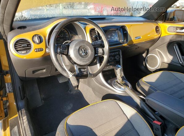 3VWS17AT1HM624757 2017 VOLKSWAGEN BEETLE Gold Dashboard view