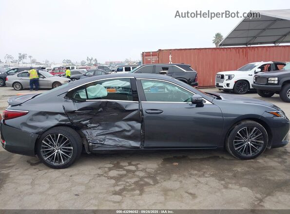 58ADA1C1XSU061221 2025 LEXUS ES Серый Вид задней части салона