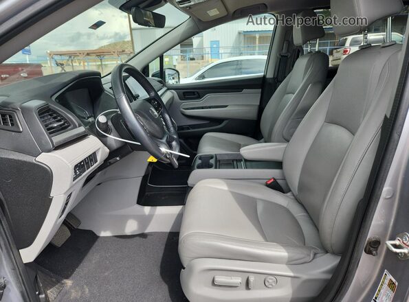 5FNRL6H73JB069545 2018 HONDA ODYSSEY Серебряный Вид салона спереди
