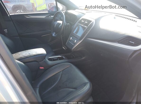 5LMCJ1D95HUL40251 2017 LINCOLN MKC Серебряный Вид салона спереди