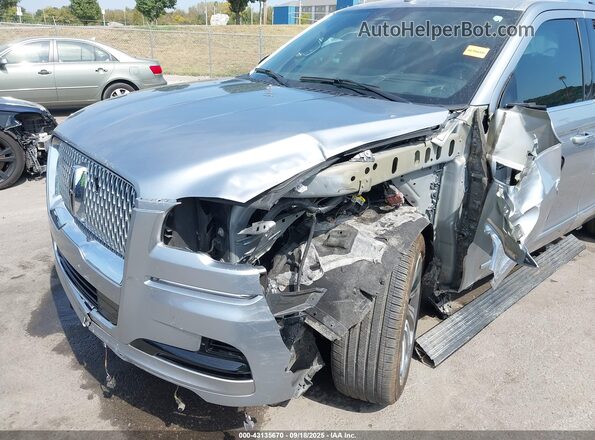 5LMJJ3LG1PEL02642 2023 LINCOLN NAVIGATOR Серебряный Вид спереди