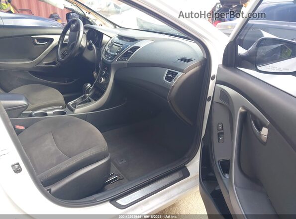 5NPDH4AE3GH713824 2016 HYUNDAI ELANTRA Белый Вид салона спереди