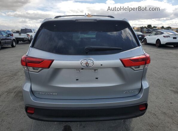 5TDJZRFH1JS812949 2018 TOYOTA HIGHLANDER Silver Widok z tyłu
