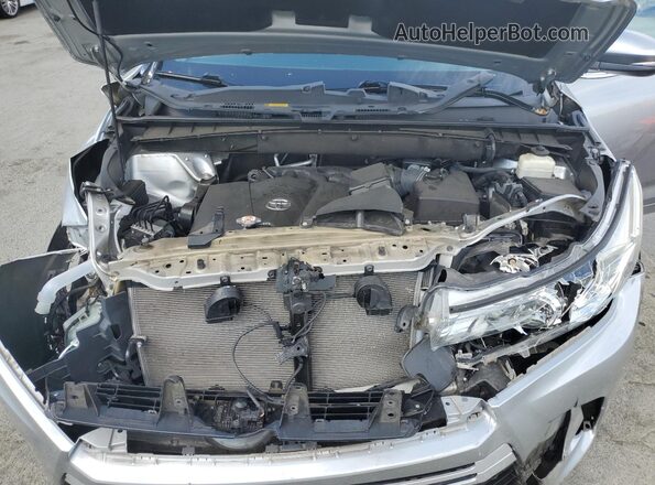 5TDJZRFH1JS812949 2018 TOYOTA HIGHLANDER Silver Widok komory silnika