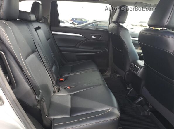 5TDJZRFH1JS812949 2018 TOYOTA HIGHLANDER Silver Widok wnętrza z tyłu