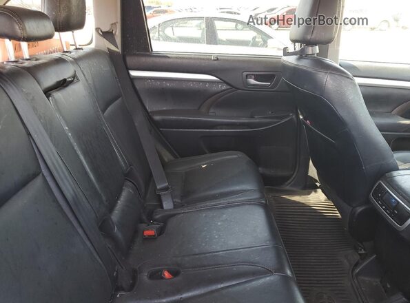 5TDJZRFH7JS830050 2018 TOYOTA HIGHLANDER Charcoal Rear interior view