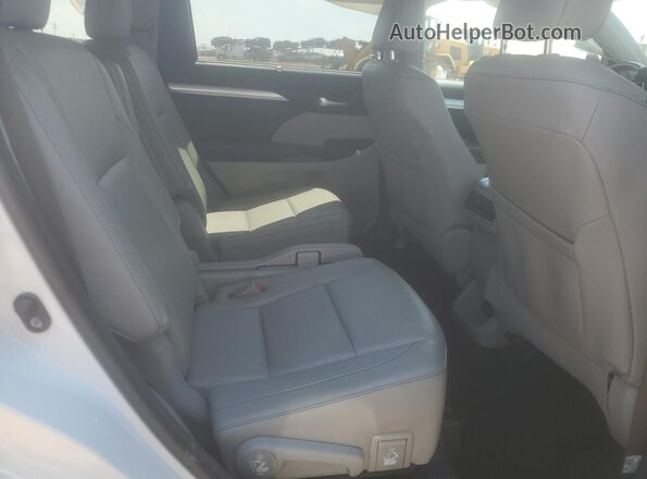 5TDJZRFH8JS801530 2018 TOYOTA HIGHLANDER White Rear interior view