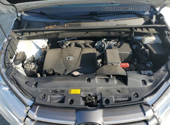 5TDJZRFH8JS888961 2018 TOYOTA HIGHLANDER White Engine compartment view