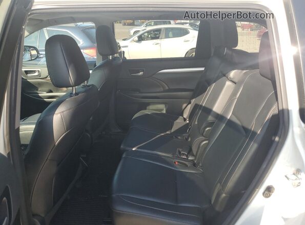 5TDJZRFH8JS888961 2018 TOYOTA HIGHLANDER White Rear interior view