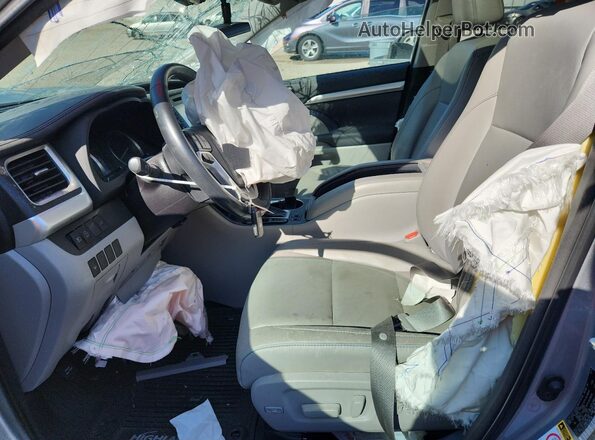 5TDJZRFH8JS895196 2018 TOYOTA HIGHLANDER Серебряный Вид салона спереди