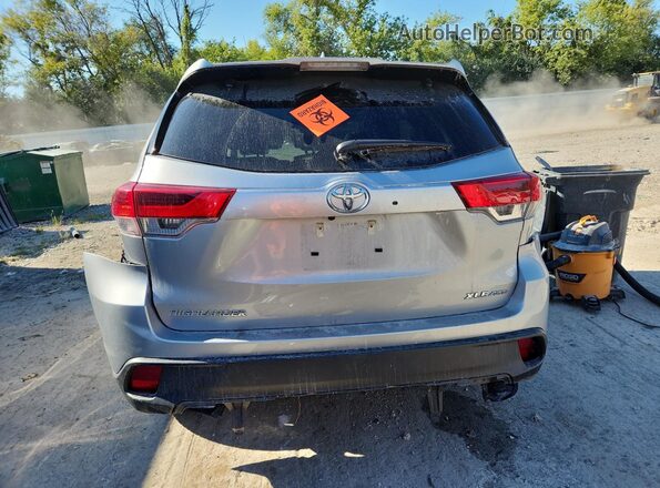 5TDJZRFH8JS895196 2018 TOYOTA HIGHLANDER Серебряный Вид сзади