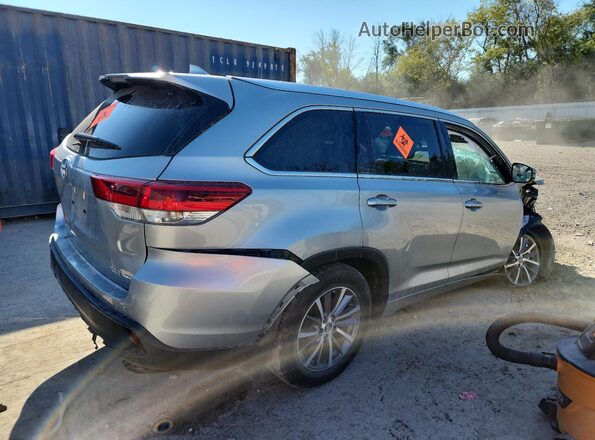 5TDJZRFH8JS895196 2018 TOYOTA HIGHLANDER Серебряный Задняя правая четверть