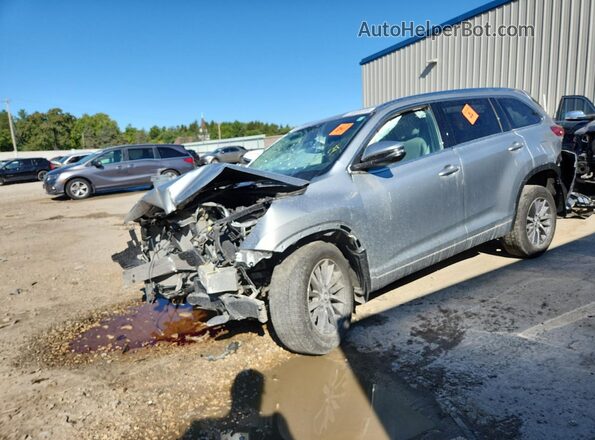 5TDJZRFH8JS895196 2018 TOYOTA HIGHLANDER Серебряный Передняя левая четверть