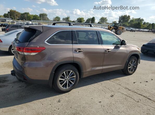 5TDJZRFH8JS898972 2018 TOYOTA HIGHLANDER Brown Trasero derecho