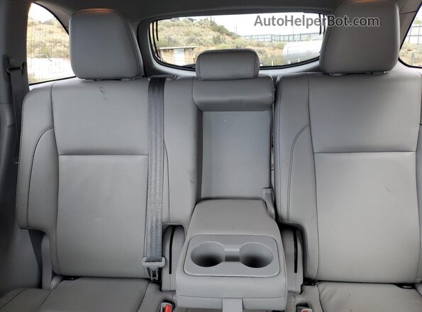5TDJZRFH9JS493025 2018 TOYOTA HIGHLANDER White Widok tylnych siedzeń