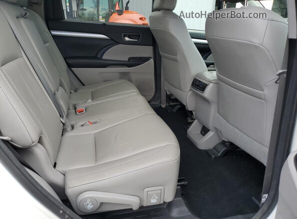 5TDJZRFH9JS493025 2018 TOYOTA HIGHLANDER White Widok wnętrza z tyłu