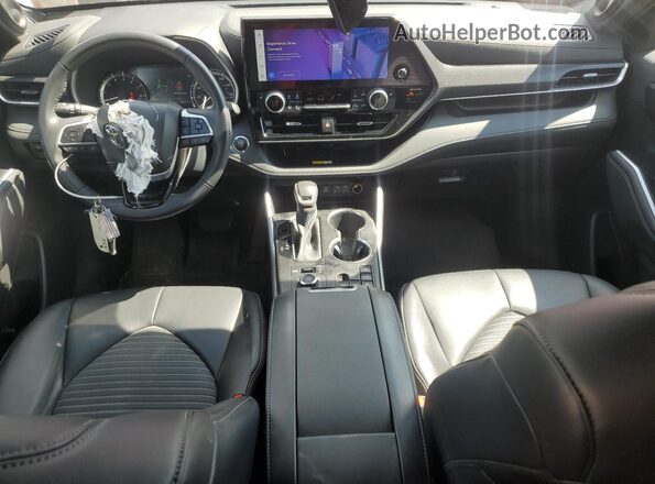 5TDKDRBH0PS008465 2023 TOYOTA HIGHLANDER Red Widok deski rozdzielczej