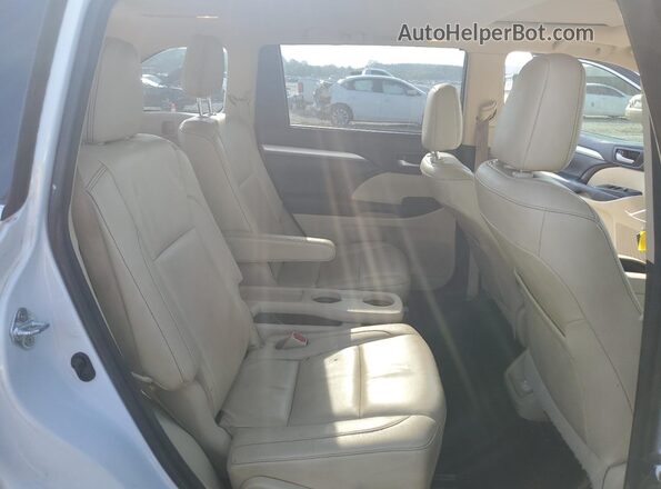 5TDKZRFH6JS527426 2018 TOYOTA HIGHLANDER White Widok wnętrza z tyłu