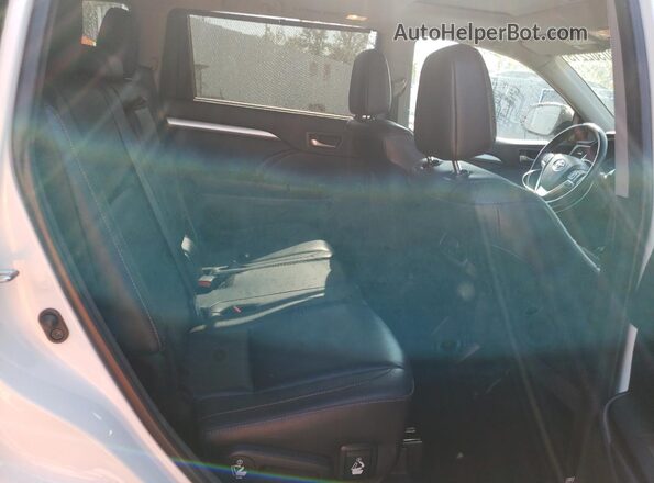 5TDKZRFH6JS538961 2018 TOYOTA HIGHLANDER Белый Вид задней части салона