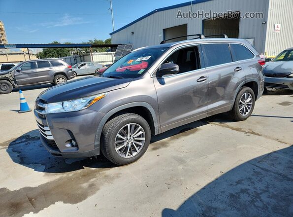 5TDKZRFH7JS530870 2018 TOYOTA HIGHLANDER Gray Front left