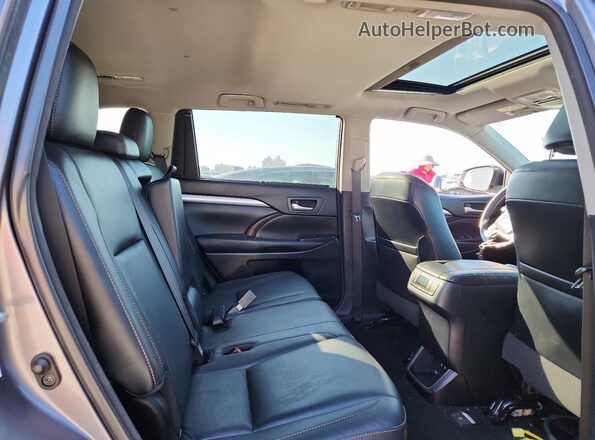 5TDKZRFH7JS530870 2018 TOYOTA HIGHLANDER Gray Rear interior view